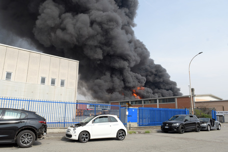Ιταλία: Πυρκαγιά σε εταιρία συλλογής επικίνδυνων απορριμμάτων έξω από το Μιλάνο